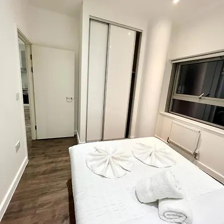 Spacious Flat In West Apartment *