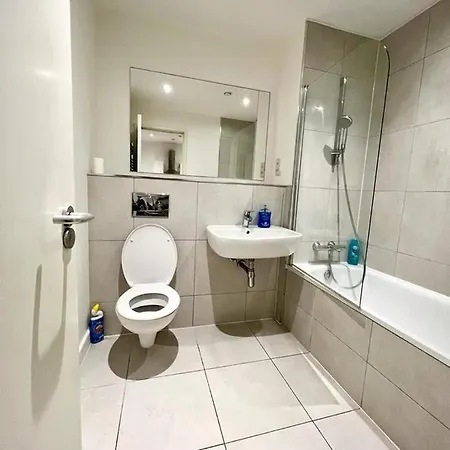 Spacious Flat In West Apartamento Croydon