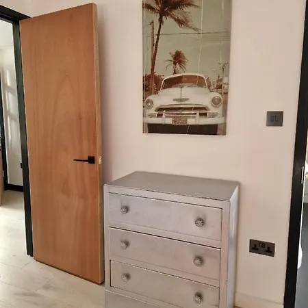 Sky - Stunning 3 Bed Apt In The Sky * London