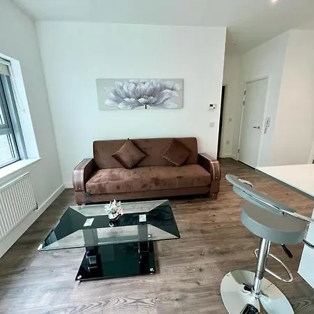 Spacious Flat In West Apartment Croydon