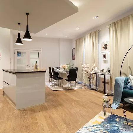 Stunning Camden House With Private Terrace & Free Parking Holiday home