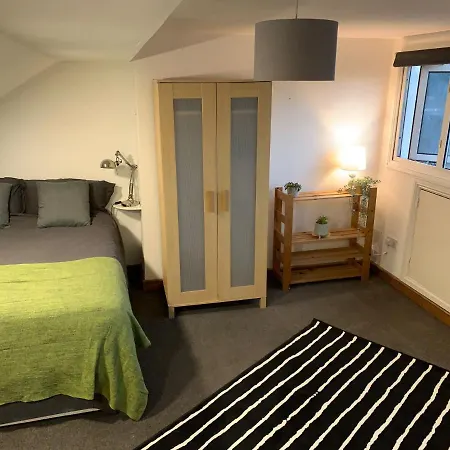 Balham, South Spacious 6, 6 Available Homestay
