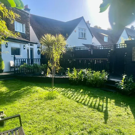 Guest house Beddington Park East *