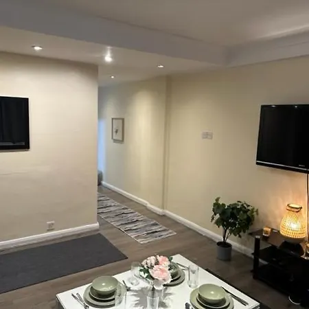 Superb One Bedroom Private * London