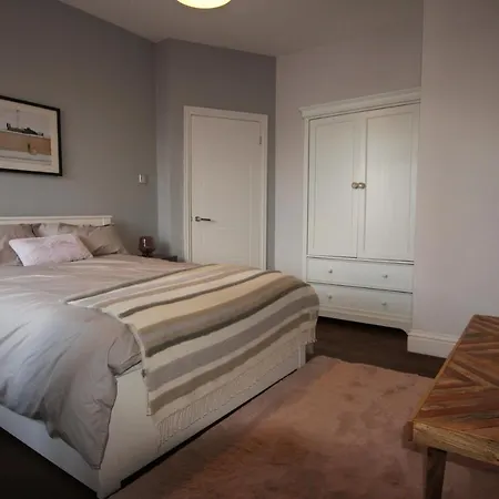 Lovely, Cosy 3 Bedroom Apartment *
