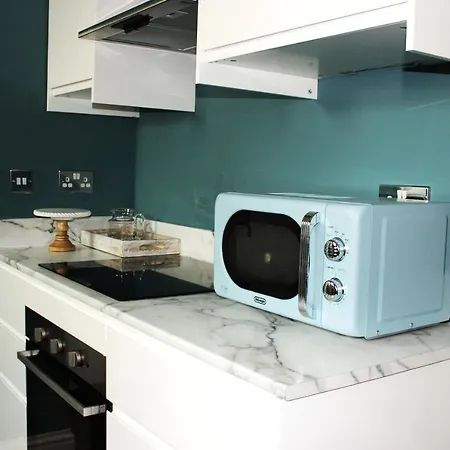 Lovely, Cosy 3 Bedroom Apartment *