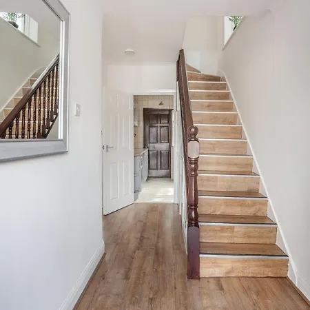 Lovely 4-bedroom House Near Station