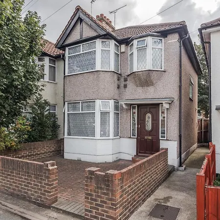 Lovely 4-bedroom House Near Station Holiday home Romford