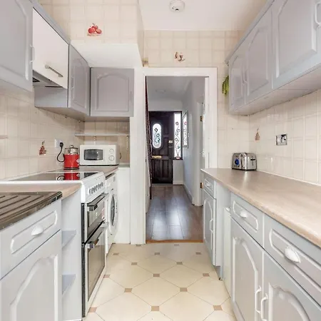 Holiday home Lovely 4-bedroom House Near Station Romford