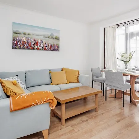 Lovely 4-bedroom House Near Station * Romford