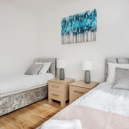 Lovely 4-bedroom House Near Station Holiday home Romford