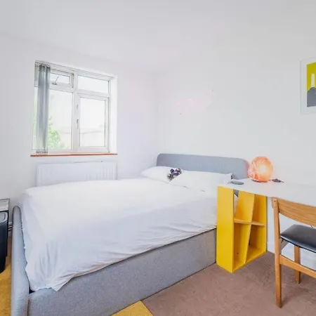 Flat 13 Apartment *