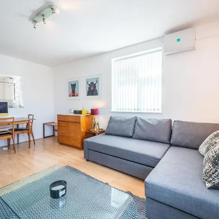 Flat 13 Apartment *