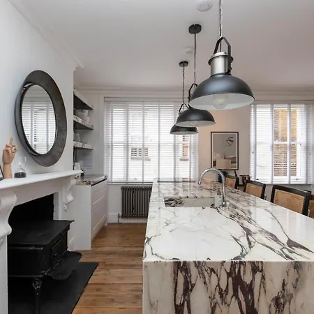 Stylish 2 Bedroom Near Oxford Street Apartment *