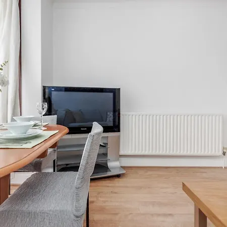 Holiday home Lovely 4-bedroom House Near Station