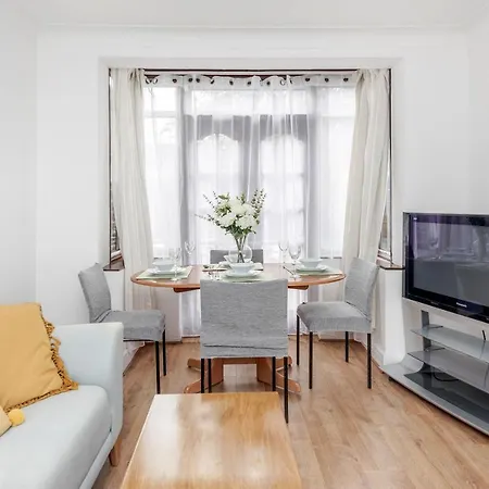 Holiday home Lovely 4-bedroom House Near Station Romford
