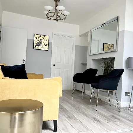 Cosy Trio: Flexible Near Mall With Parking Holiday home London