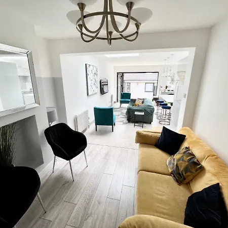 Holiday home Cosy Trio: Flexible Near Mall With Parking