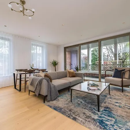 Stunning Building, Walking Distance To Broadway Tube!