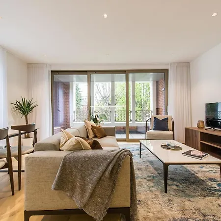 Stunning Building, Walking Distance To Broadway Tube!