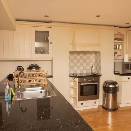 Apartment The Angel Place Hideaway - Fair 4bdr House With Terrace *