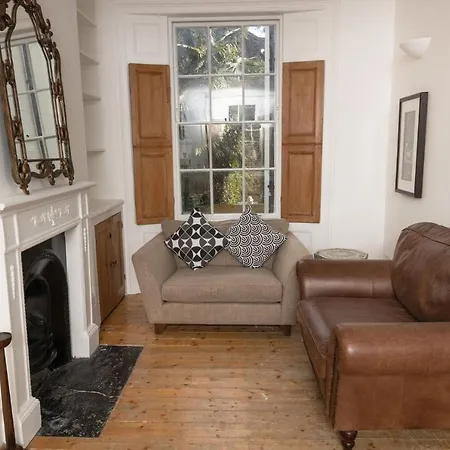 The Angel Place Hideaway - Fair 4bdr House With Terrace * London