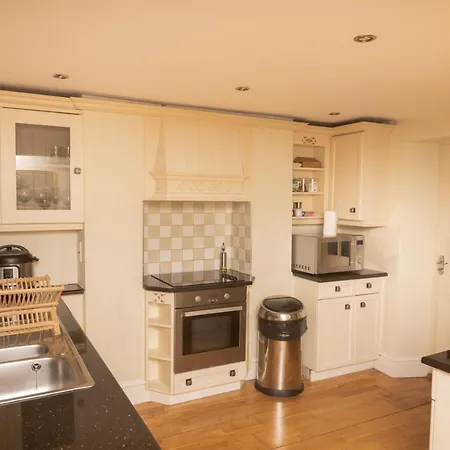 The Angel Place Hideaway - Fair 4bdr House With Terrace Apartment