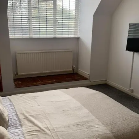 Wandsworth, South Deluxe King 4 *