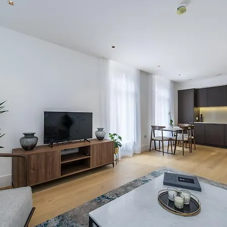 Stunning Building, Walking Distance To Broadway Tube!