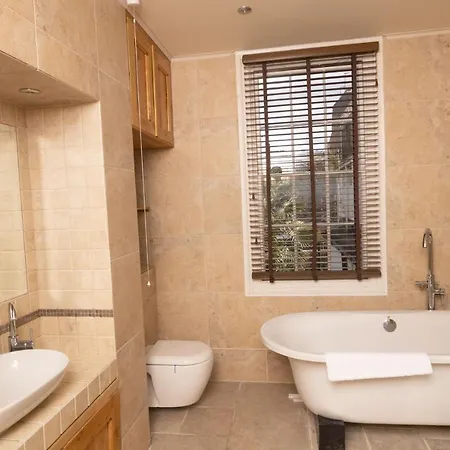 The Angel Place Hideaway - Fair 4bdr House With Terrace
