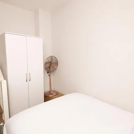 Apartment The Angel Place Hideaway - Fair 4bdr House With Terrace London