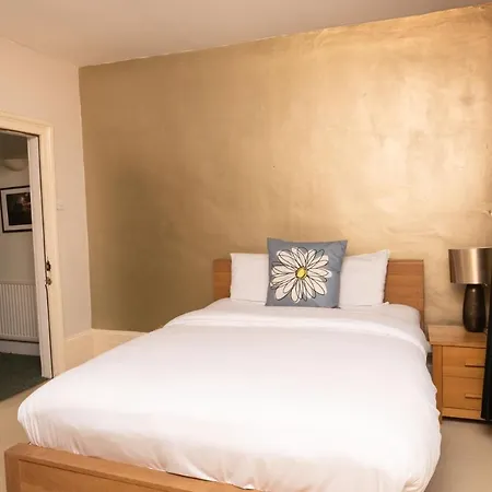 The Angel Place Hideaway - Fair 4bdr House With Terrace