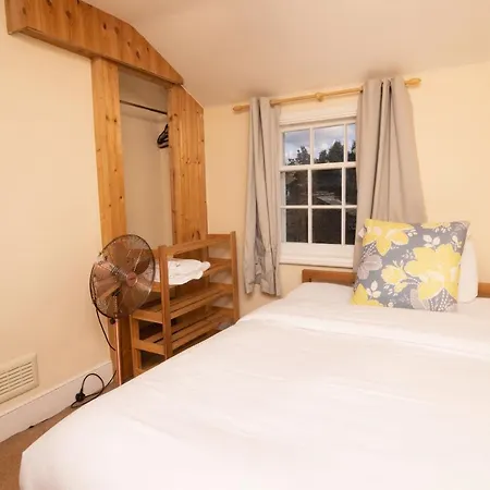 The Angel Place Hideaway - Fair 4bdr House With Terrace Apartment *