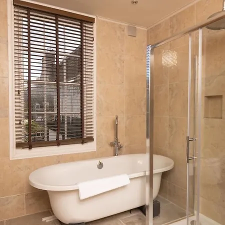 The Angel Place Hideaway - Fair 4bdr House With Terrace Apartment