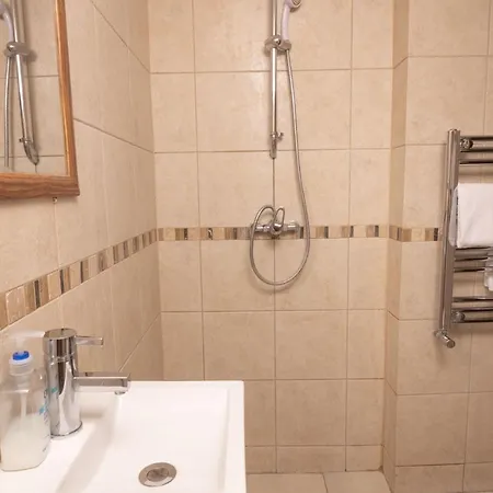 The Angel Place Hideaway - Fair 4bdr House With Terrace Apartment *
