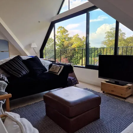 Sky - Stunning 3 Bed Apt In The Sky Apartment London