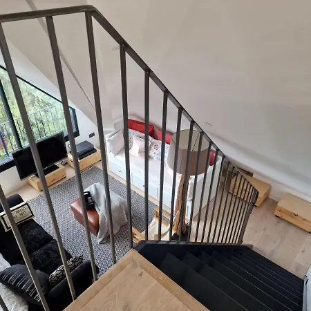 Sky - Stunning 3 Bed Apt In The Sky Apartment London