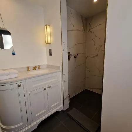 Sky - Stunning 3 Bed Apt In The Sky Apartment London