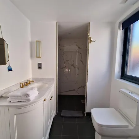 Sky - Stunning 3 Bed Apt In The Sky Apartment London