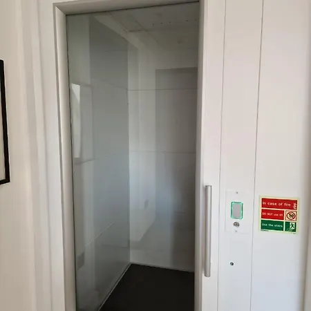 Sky - Stunning 3 Bed Apt In The Sky London