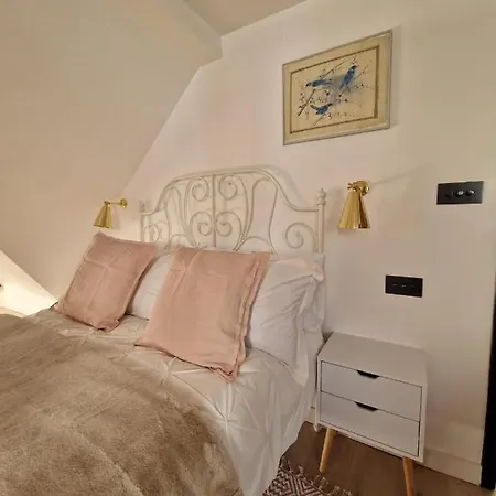 Sky - Stunning 3 Bed Apt In The Sky Apartment *