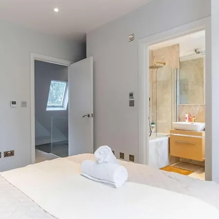 Stunning Camden House With Private Terrace & Free Parking Holiday home