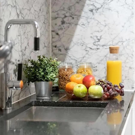 Stunning Camden House With Private Terrace & Free Parking Vakantiehuis Londen