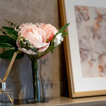 Stunning Camden House With Private Terrace & Free Parking Vakantiehuis Londen