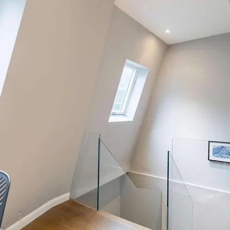 Stunning Camden House With Private Terrace & Free Parking Vakantiehuis Londen
