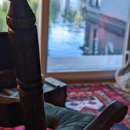 Tulana Taggs - Floating On Idyllic Island Bådhotel