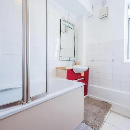 Flat 13 Apartment *