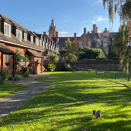 Guest house Beddington Park East *