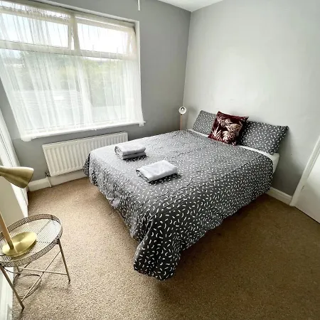 Cosy Trio: Flexible Near Mall With Parking * London
