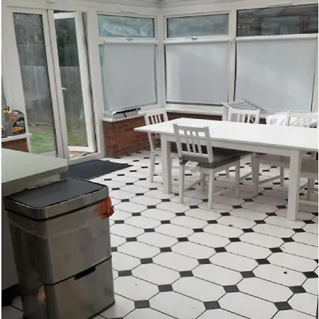 Wandsworth, South Deluxe King 3 Homestay